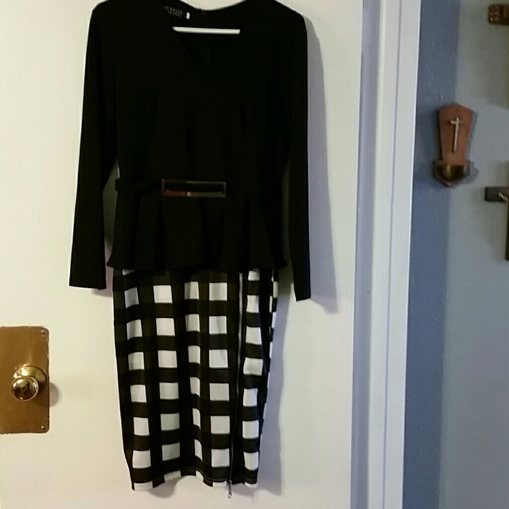 Woman's black / white MF Dress sz 6